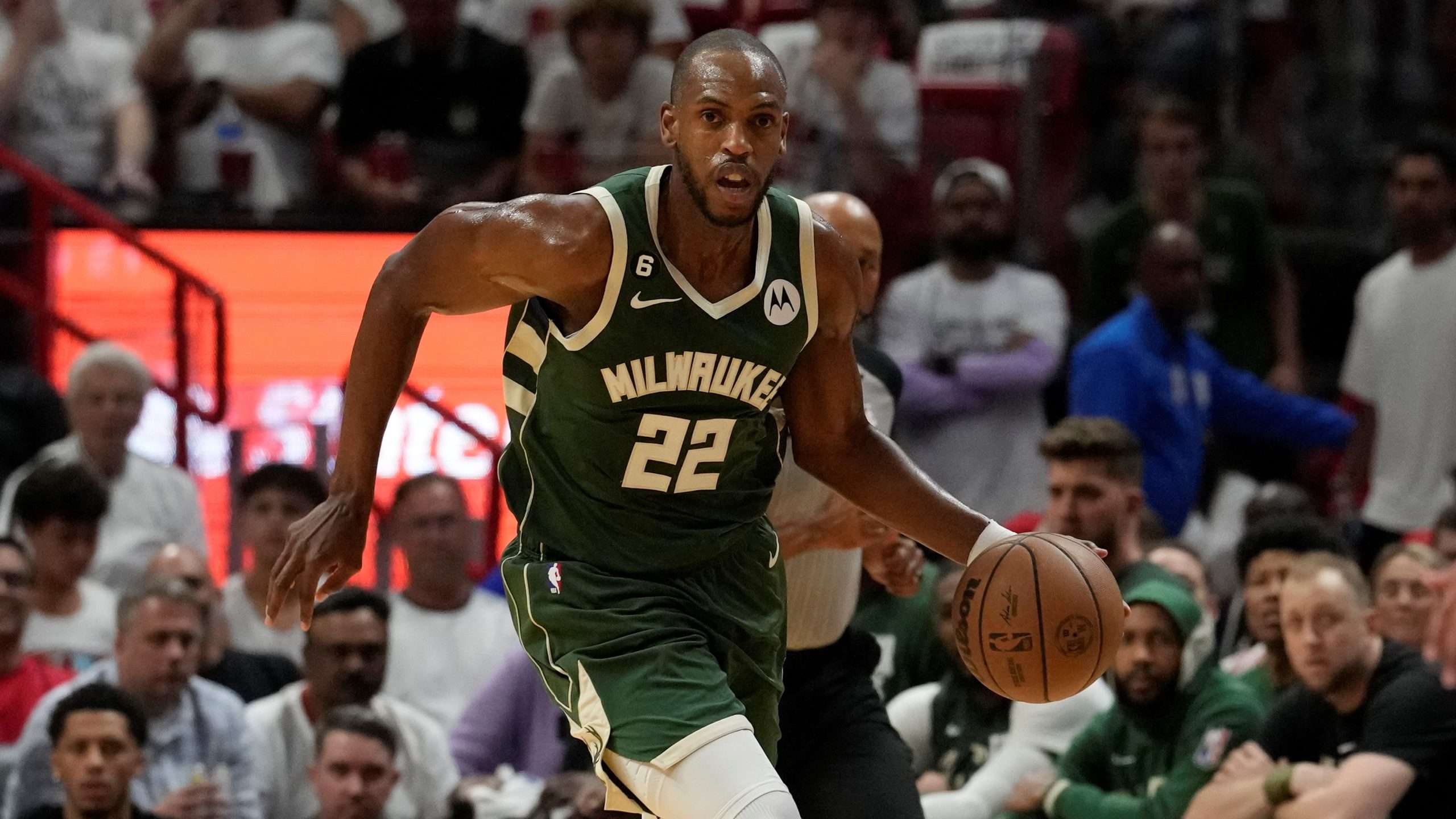 Bucks star Giannis doesn't want to lose Khris Middleton in free